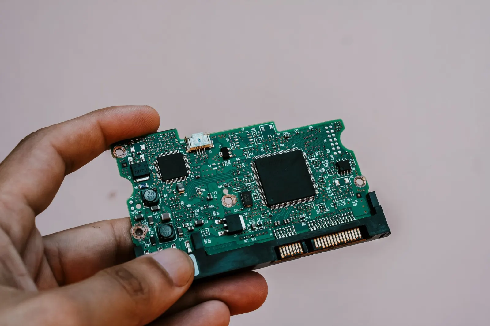 USB连接器与Type-C连接器在电子设备电源传输中的技术差异解析